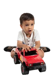 Menino brincando com caminhonete vermelha
