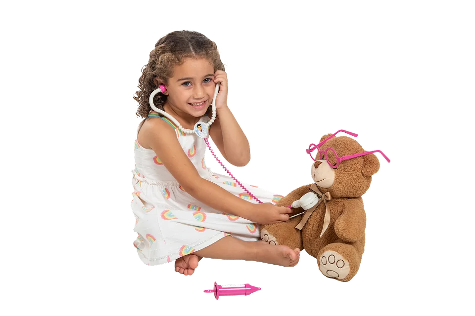 Menina brincando com ursinho de pelúcia Matrix