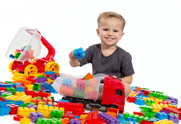 Menino brincando com blocos de montar coloridos Matrix