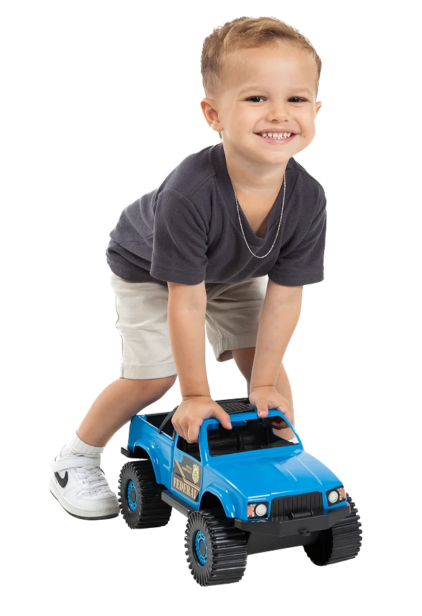 Menino brincando com caminhonete de brinquedo