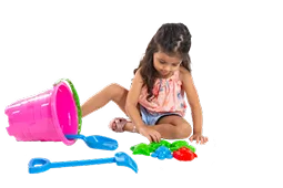 Menina brincando com balde e pá de praia